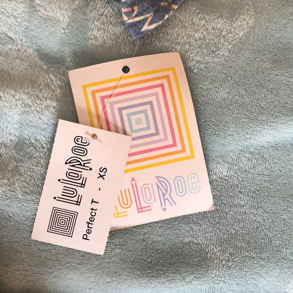 XS Lularoe Perfect T - Picture 2 of 3